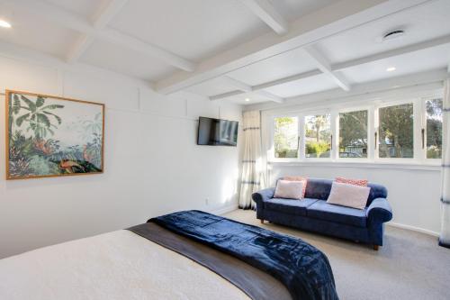Ένα ή περισσότερα κρεβάτια σε δωμάτιο στο Kuku Villa - Te Awanga Holiday Home