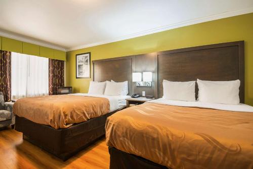 Ένα ή περισσότερα κρεβάτια σε δωμάτιο στο Quality Inn DeRidder