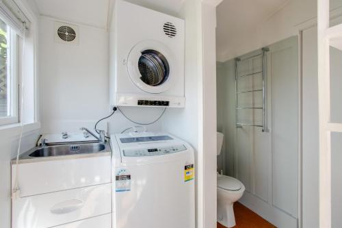 Ένα μπάνιο στο Kuku Villa - Te Awanga Holiday Home