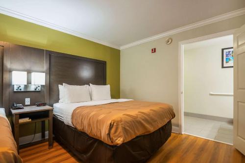 Ένα ή περισσότερα κρεβάτια σε δωμάτιο στο Quality Inn DeRidder
