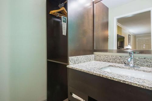 DeRidder的住宿－品質汽車旅館，一间带水槽和镜子的浴室