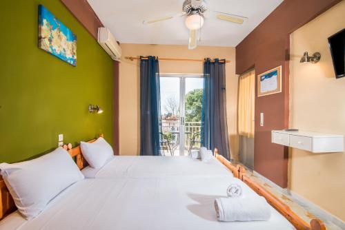 A bed or beds in a room at Southgate Apartments