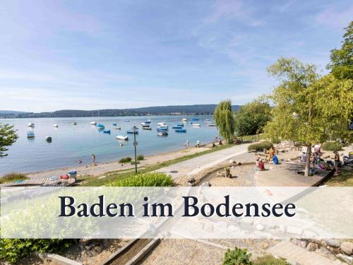 un collage de fotos de una playa con barcos en el agua en Große moderne Ferienwohnung in bester Bodenseelage l 1 Minute zum Bodensee l 2 Zimmer l Vollausgestattete Küche l Sonnenbalkon l WLAN l Willkommen im Apartment Güttingen, en Radolfzell am Bodensee