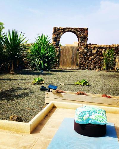 a hat sitting on the ground in a garden at Siempre Feliz La Casita Escanfraga in Villaverde