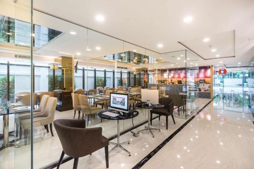 Χώρος καθιστικού στο SureStay Plus by Best Western Sukhumvit 2