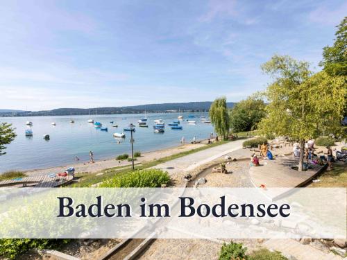 un collage de fotos de una playa con barcos en el agua en Großzügige Ferienwohnung mit zwei Sonnenbalkonen in bester Bodenseelage l 1 Minute zum Bodensee l 2 Zimmer l Vollausgestattete Küche l Free-WLAN l Willkommen im Apartment Markelfingen, en Radolfzell am Bodensee