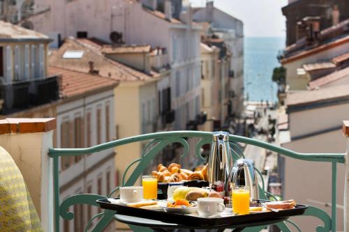 - un plateau de nourriture sur une table sur un balcon dans l'établissement BW Premier Collection Mondial, à Cannes