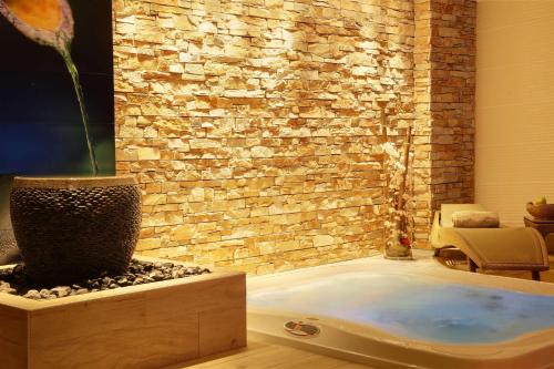 Afbeelding uit fotogalerij van Best Western Premier Le Patio des Artistes Wellness Jacuzzi in Cannes