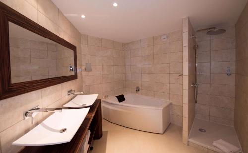 Best Western Premier Le Patio des Artistes Wellness Jacuzzi photo 78