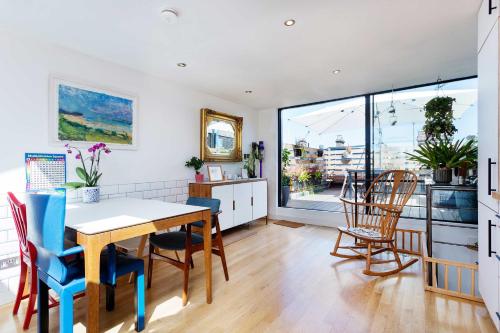 a kitchen and dining room with a table and chairs at Veeve - Rubix Cube Mews in London