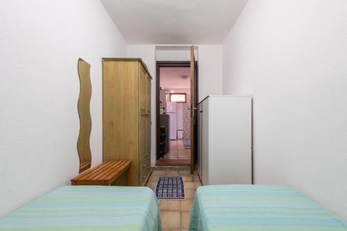 Villetta Residence Porto Corallo tesisinde bir odada yatak veya yataklar