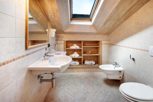 Ένα μπάνιο στο Appartamento Cirmolo Chalet Cambra