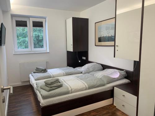 una camera da letto con due materassi su un letto di Ferienwohnung "Im Bad 40a - Wohnung 4" a Sankt Peter-Ording