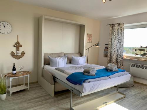 sypialnia z łóżkiem z dwoma pluszakami w obiekcie Apartment "Strandkoje" w mieście Sankt Peter-Ording