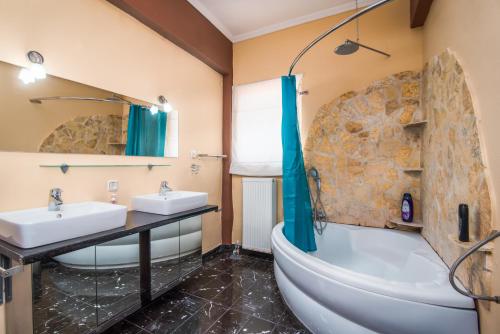 A bathroom at Southgate Apartments