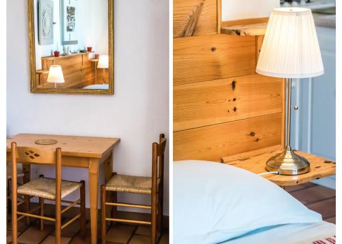 une chambre avec un lit, une table et une lampe dans l'établissement mas clair de lune, à Saint-Rémy-de-Provence