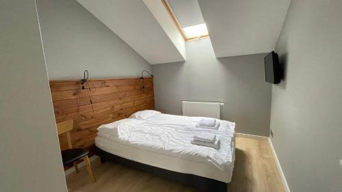 Llit o llits en una habitació de Apartament DOMANI z widokiem na góry