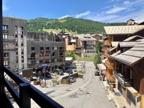 uma vista a partir de uma varanda de uma cidade com edifícios em L'ETERLOU, Studio Centre station em Risoul