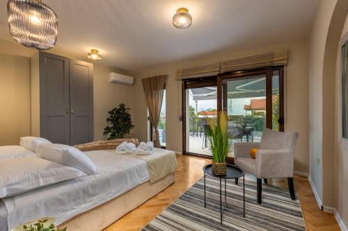 Posedenie v ubytovaní Luxury Apartment Nina with heated swimming pool, Villa Adriatic