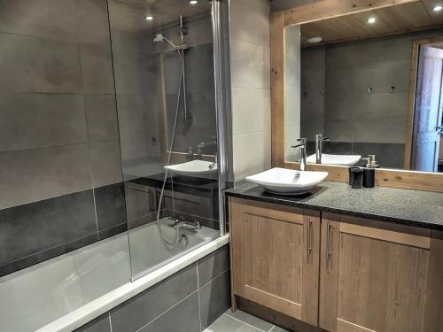 La salle de bains est pourvue de 2 lavabos, d'une douche et d'une baignoire. dans l'établissement 21, Les Granges De L'Epinette, à Landry