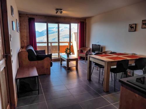 - un salon avec une table et des chaises et une vue dans l'établissement 21, Les Granges De L'Epinette, à Landry