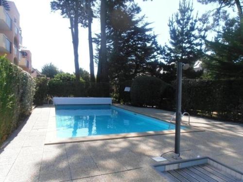 une petite piscine bleue dans une cour dans l'établissement Terrasse de La Baule - DEUX, à La Baule