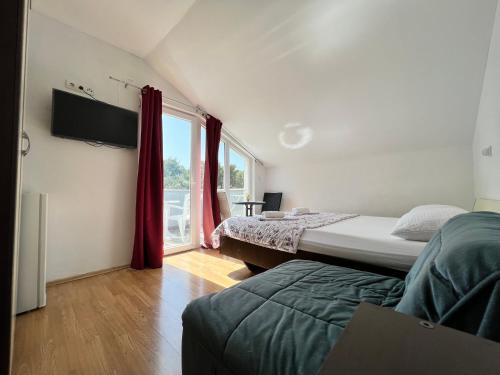 En eller flere senge i et værelse på Villa Marina Promajna