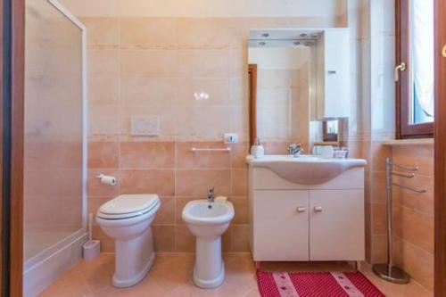 a bathroom with a toilet and a sink and a shower at B&B Il tramonto in Barbarano Romano