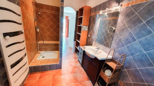 une salle de bain avec un lavabo, une douche et des toilettes dans l'établissement Superbe villa 150 m2 plain pied climatisée avec piscine, à Rocbaron