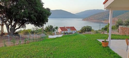 een uitzicht op een meer vanuit een huis bij Nerea in Ayia Evfimia