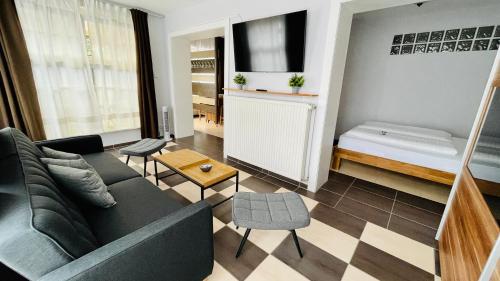 Una cama o camas en una habitación de Nanis Hotel & Appartements