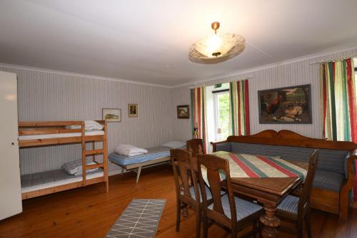 Cozy holiday home located on Gotland في Slite: غرفة مع طاولة وسرير وغرفة طعام