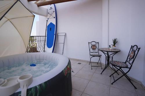 einen Whirlpool in einem Zimmer mit einem Tisch und Stühlen in der Unterkunft two bed room apartment 5 min walk to the beach in Eilat