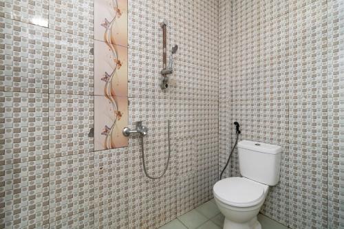 Ένα μπάνιο στο RedDoorz @ Jalan Gajah Mada Lampung