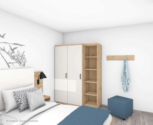 - une chambre avec un lit et une étagère dans l'établissement Fewo Heck Haus Borkum Whg 1, à Hooksiel