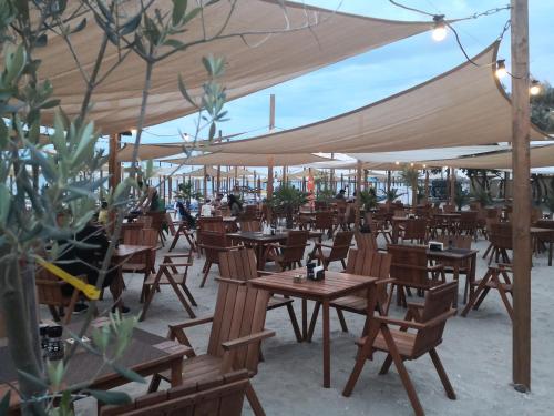 een restaurant met tafels en stoelen onder een tent bij Apartament Giulia by Sea View Luxury Residence in Mamaia Nord – Năvodari