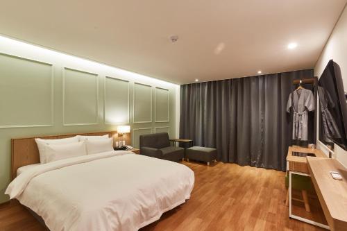 Tempat tidur dalam kamar di Hotel the maru