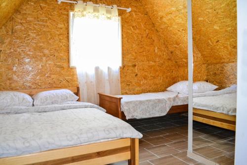 Ένα ή περισσότερα κρεβάτια σε δωμάτιο στο Grandma's Hut