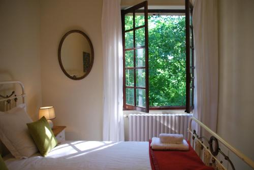 Un pat sau paturi într-o cameră la Chambre d'Hôtes Le Moulin Bertrand