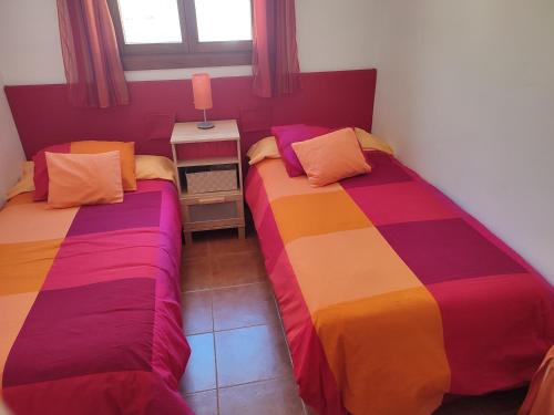 two beds sitting next to each other in a room at La Launa apartamento rural in Trevélez