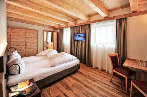 a bedroom with a large bed in a room at Hotel Garni Lamm in Nauders