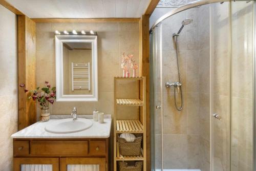 a bathroom with a sink and a shower at Fuente del Tesoro dúplex vacacional en Panticosa in Panticosa