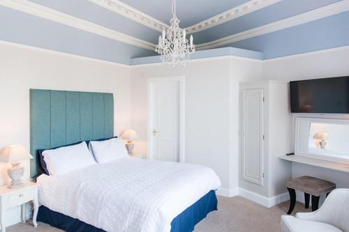 Una cama o camas en una habitación de The Merryburn - Rooms and Courtyard Studios