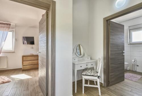 W łazience znajduje się toaletka i lustro. w obiekcie VILLA Moki mit privatem beheizbarem Pool w Puli