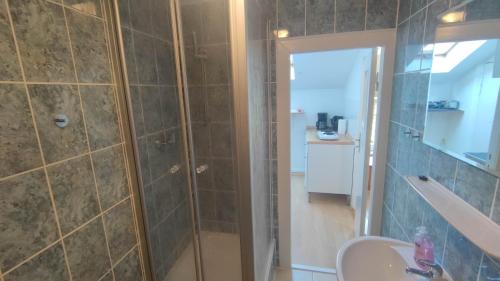 een badkamer met een douche en een wastafel bij FEWO3-1 Zim-2 Einz Bett-2 Pers-Küche-Dusche WC in Berlijn