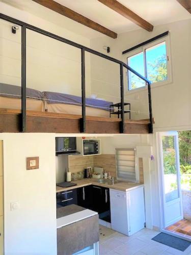 - une cuisine avec des lits superposés dans une maison dans l'établissement VILLA BELLA I, à La Seyne-sur-Mer
