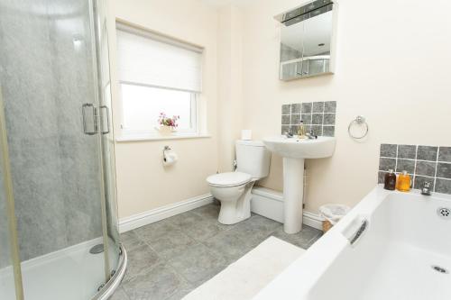 Vannituba majutusasutuses Cottage - Sleeps 4 - Garden - Parking