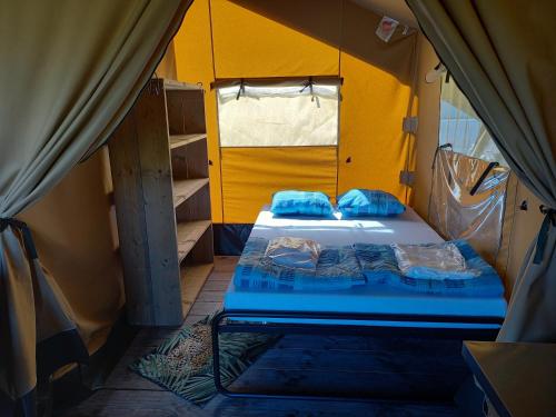 Postel nebo postele na pokoji v ubytování Comfort Safaritent 6 pers en Mini Camping