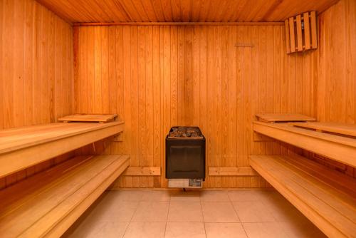 a sauna with a stove in the middle at Vila su sauna ir kubilu gamtos apsuptyje in Kalviškiai