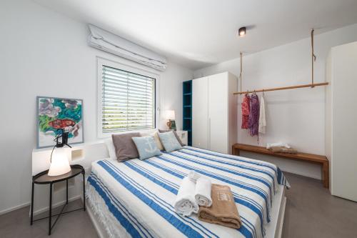 een slaapkamer met een bed met handdoeken erop bij HelloApulia Villa Gemma with private eco pool and with direct access to the sea in Polignano a Mare